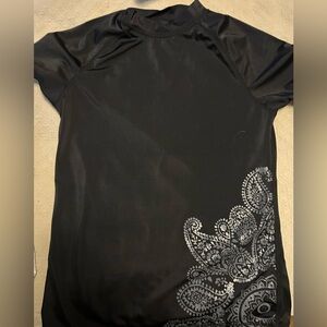 Black Short-Sleeve Rash Guard Top with Paisley Print